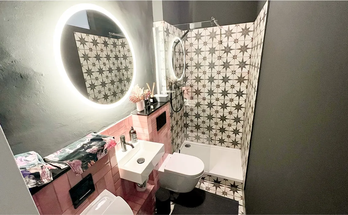 Modernes Badezimmer mit rundem Spiegel und Waschbecken – stilvolles Loftstudio Hamburg für Events und Shootings.