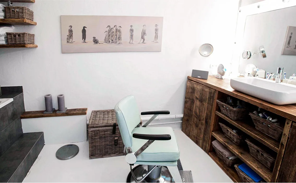 Modernes Badezimmer mit Waschbecken, Dusche und klaren Linien – Loft mieten Hamburg mit hochwertiger Ausstattung.