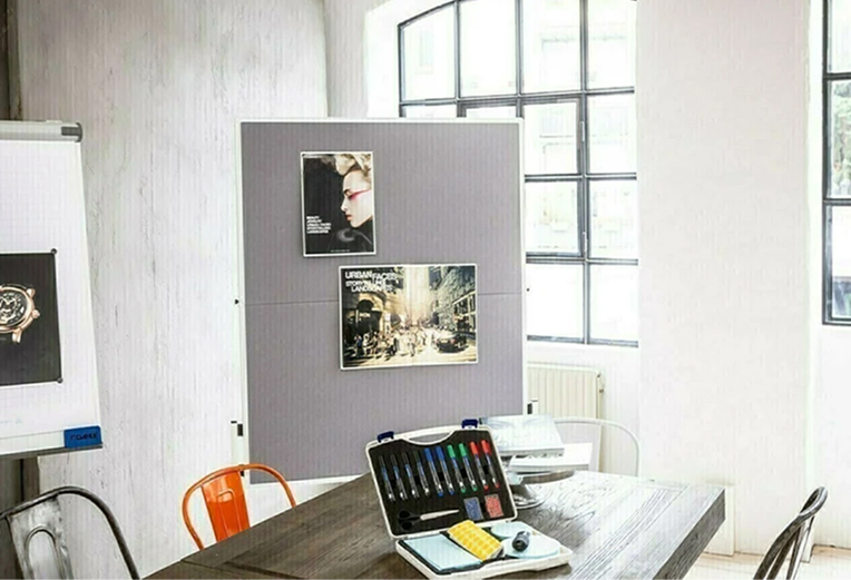 Moderner Seminarraum mit großem Holztisch, Flipchart und Tageslicht – inspirierender Raum mieten Hamburg für Workshops und Meetings.