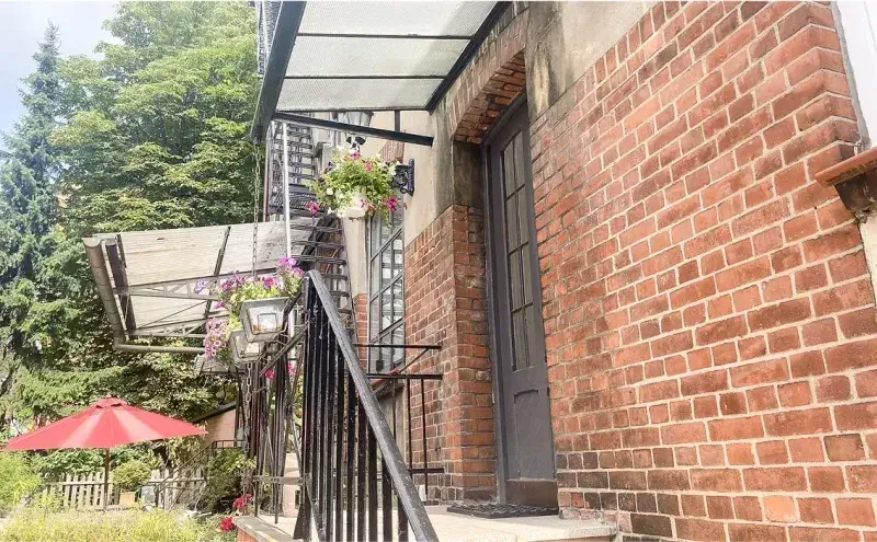 Zugang zur Mietlocation über einen Hinterhof mit Backsteinfassade – zentrale Location Hamburg.