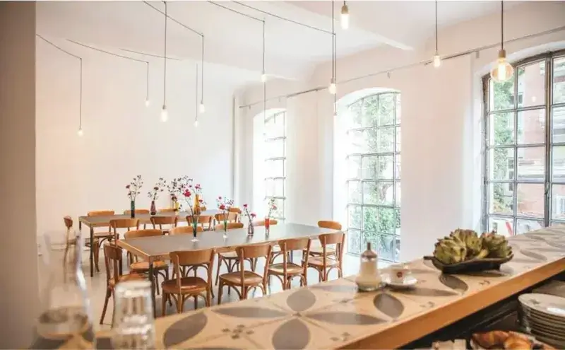 Heller Raum mit großen Fenstern und stilvollem Ambiente – Loft Hamburg für Meetings und Präsentationen.