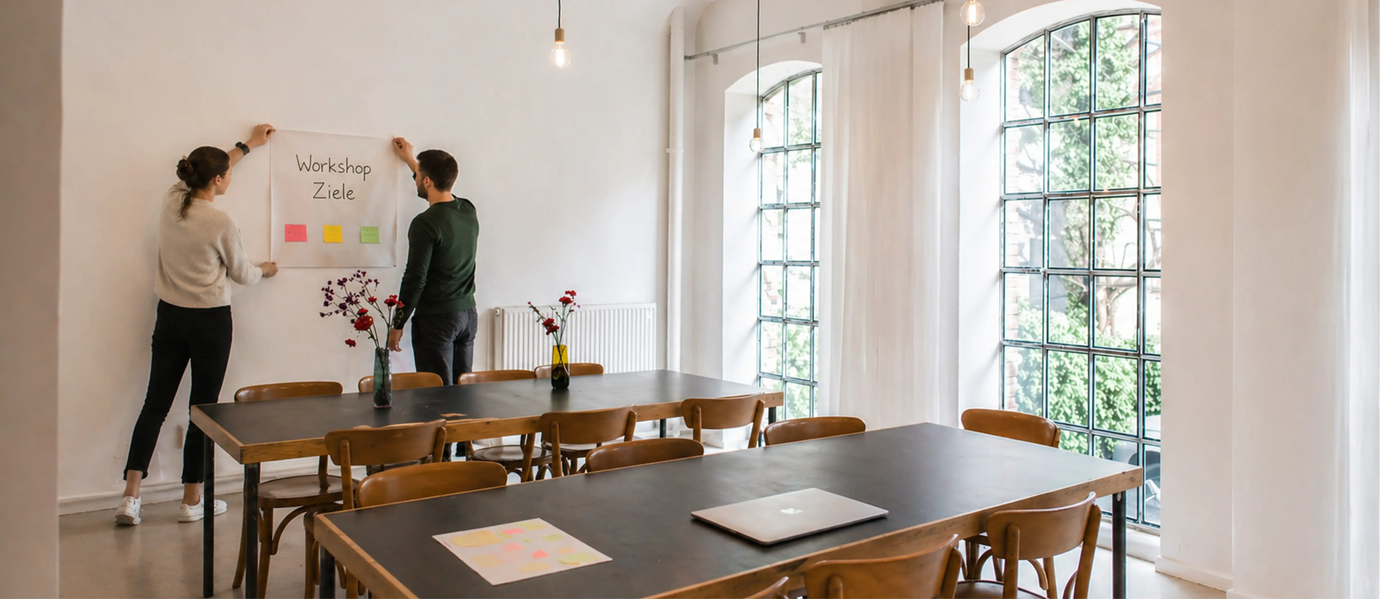 Ein Workshop wird in einem hellen Workshopraum vorbereitet
