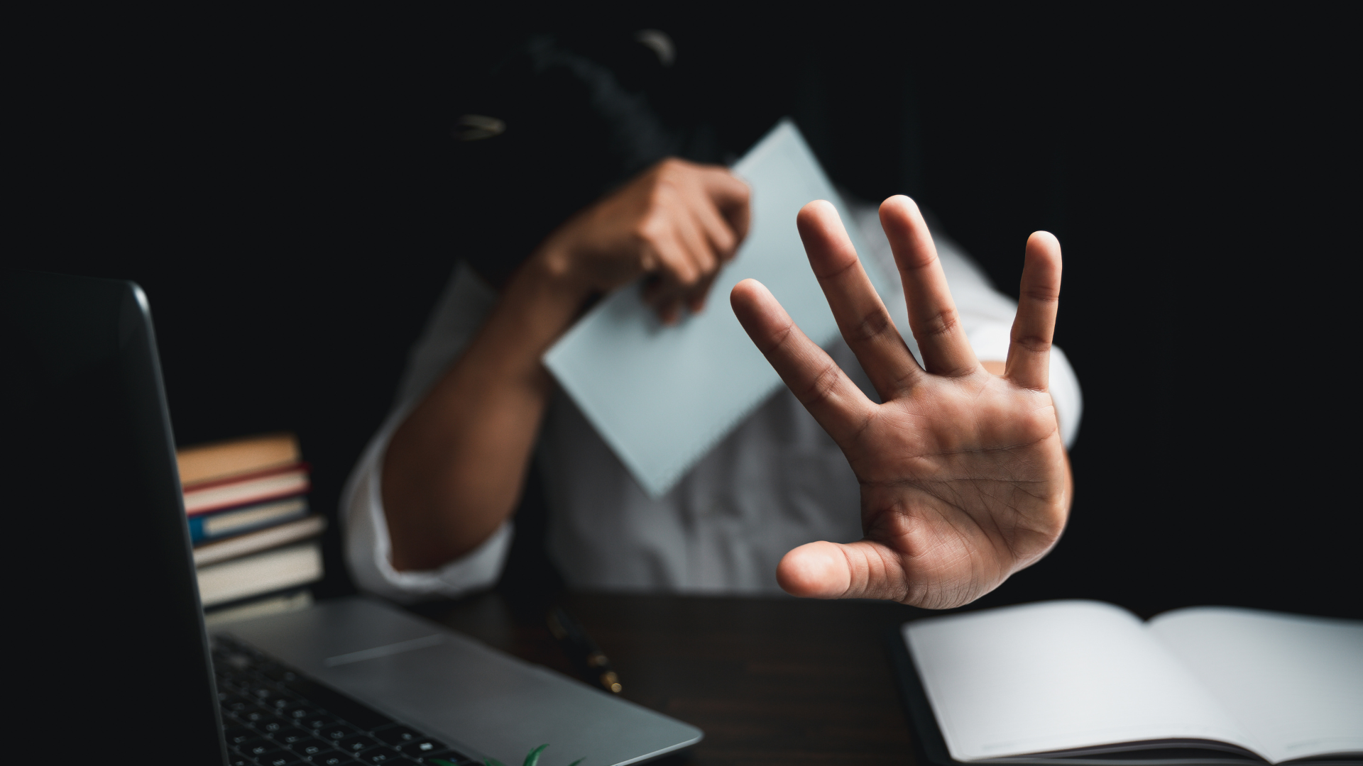 Le harcèlement au travail, un délit et un obstacle à la réussite pour les victimes