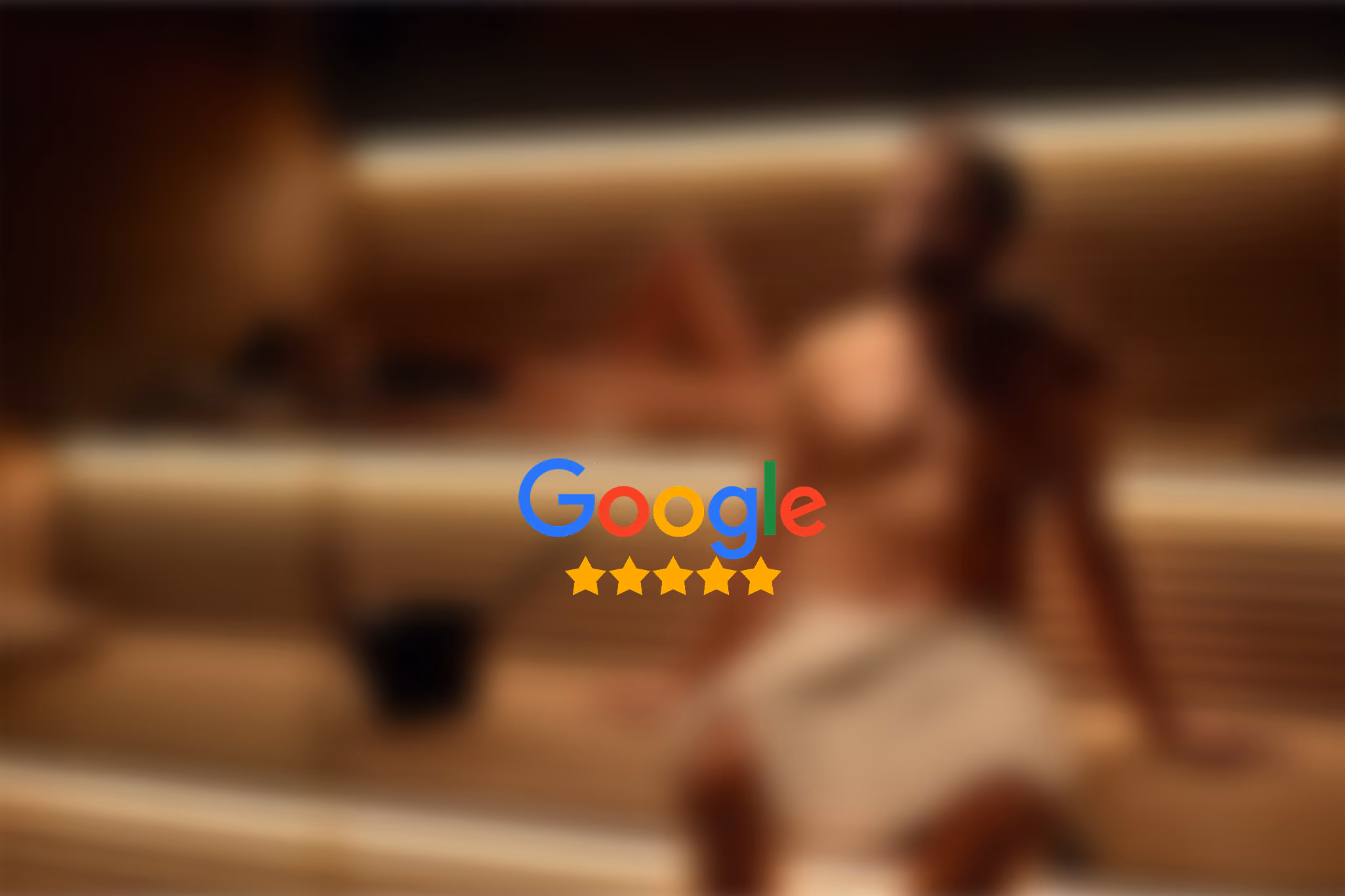 Mannelijke figuur met een handdoek in een sauna met Google-logo en vijf sterren eroverheen.