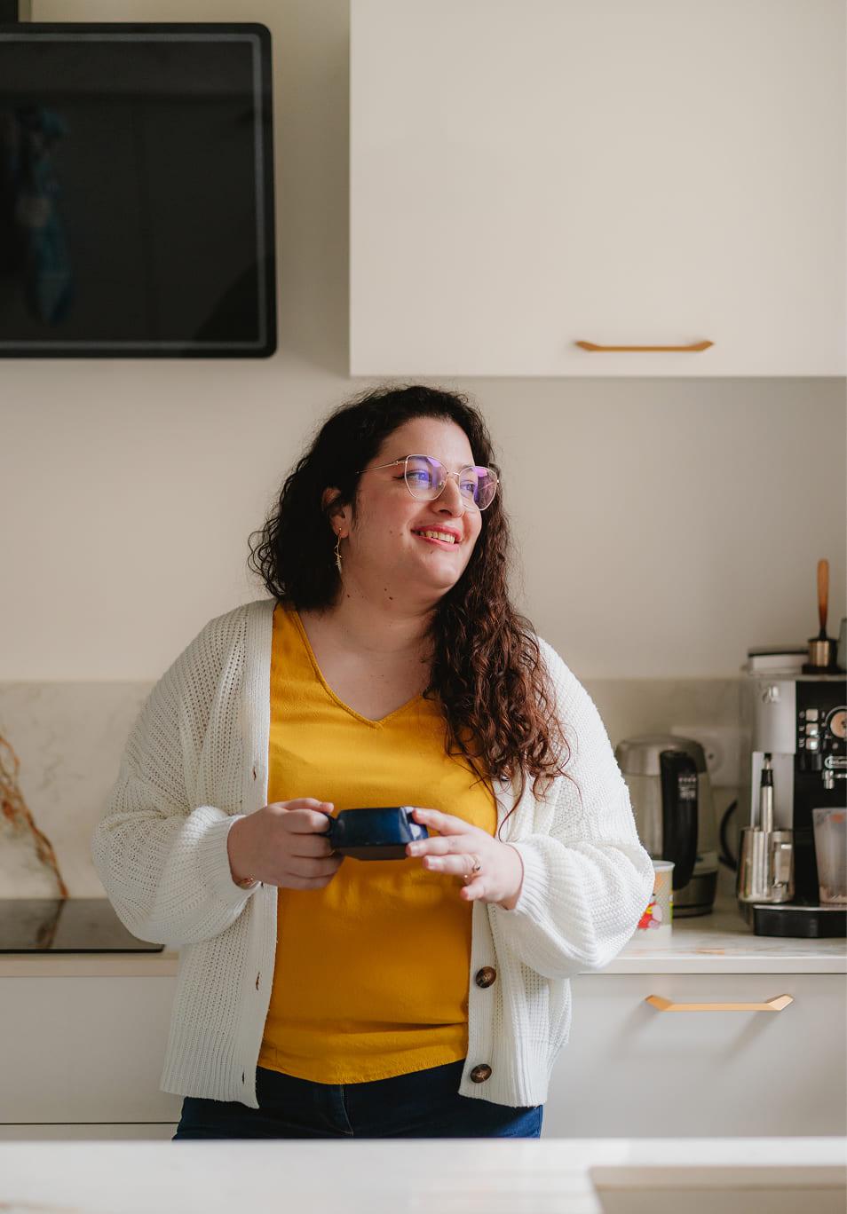 Sarah sourit dans la cuisine