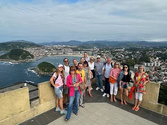 Groupe d'élèves avec le Dr. Olivier Madelrieux