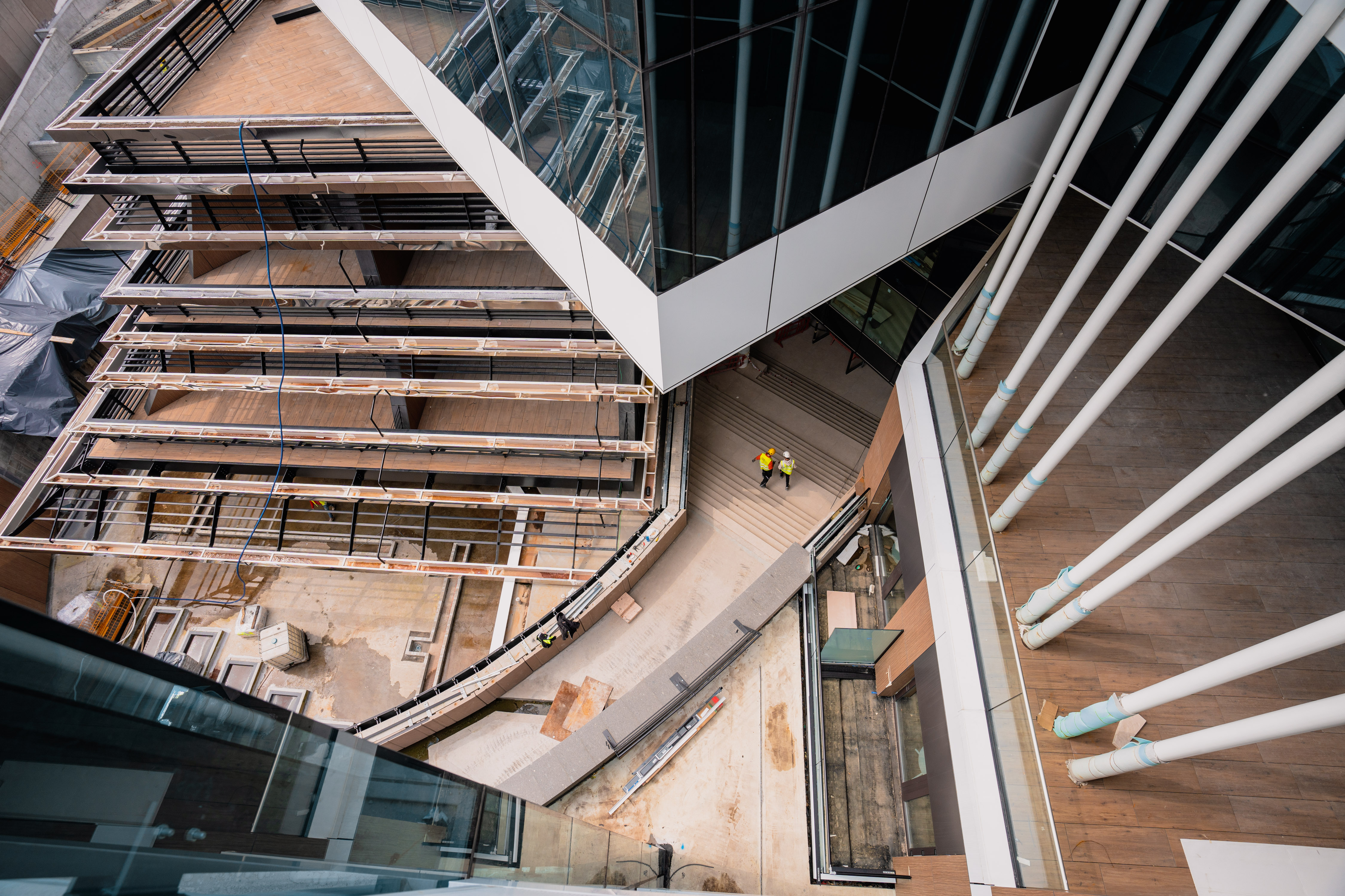 veduta dall'alto di un cantiere, angoli di palazzi costruiti