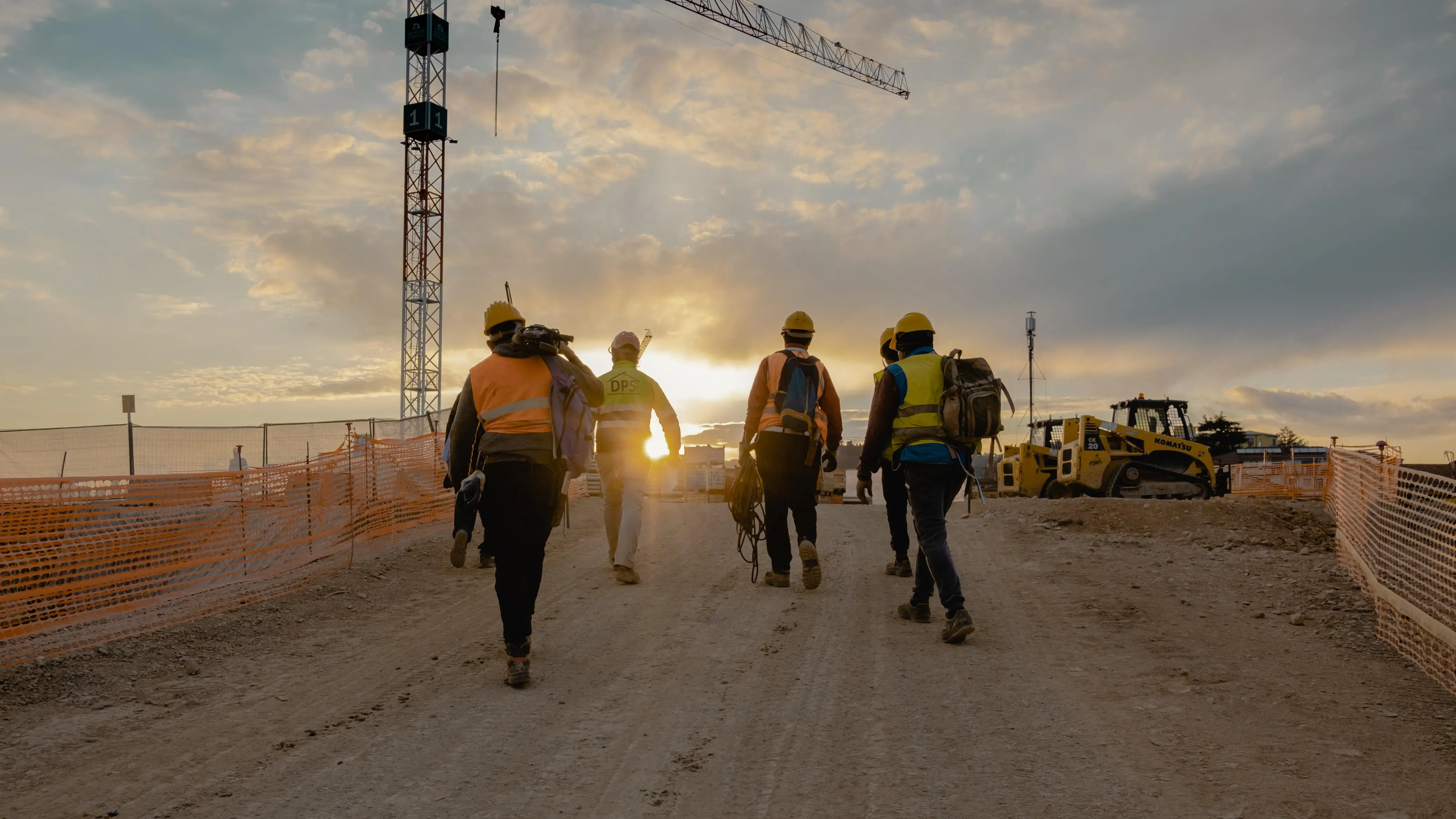 persone verso il turno di lavoro al tramonto