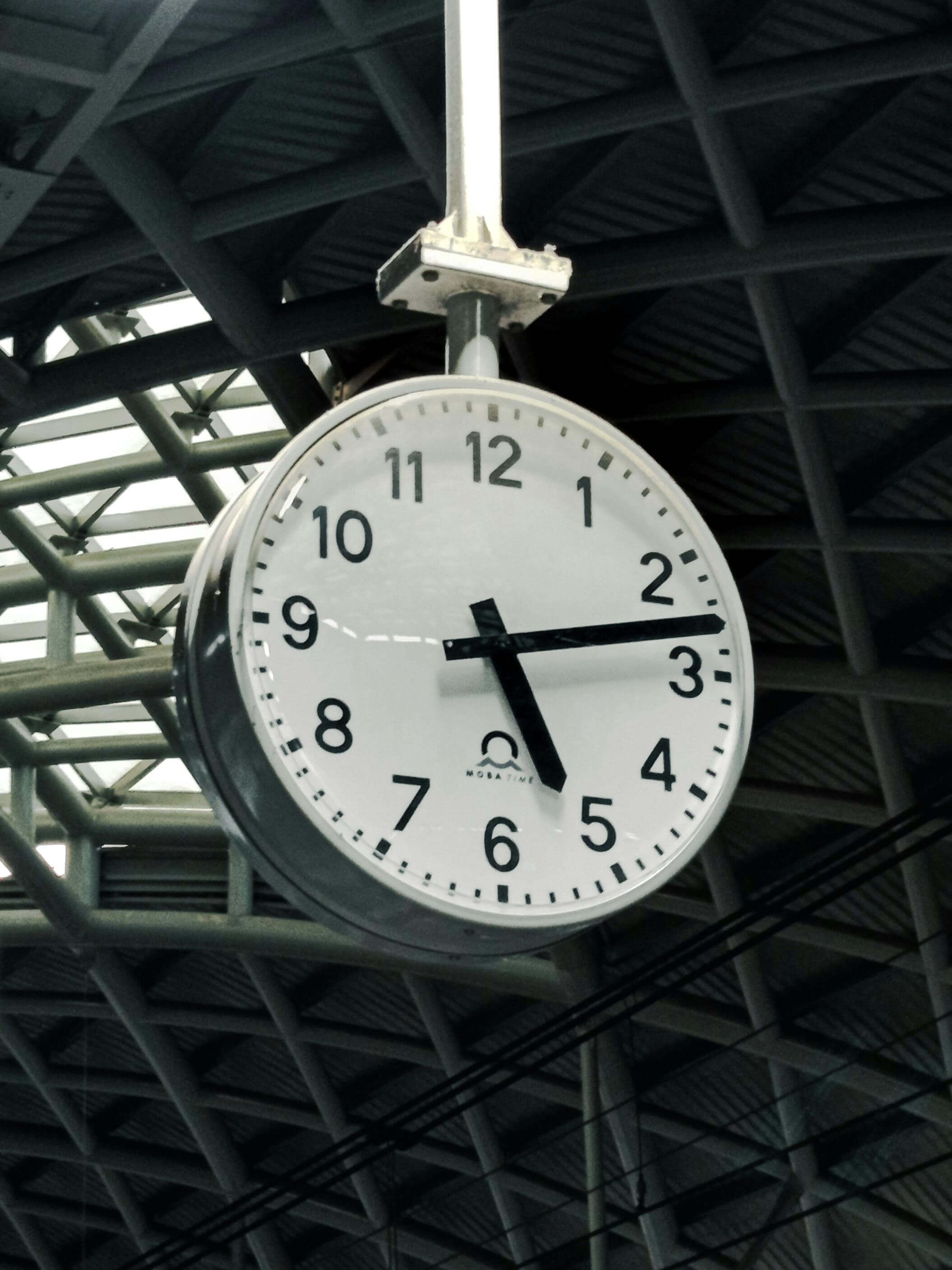 Horloge suspendue d'une gare, corrèze, taxi.