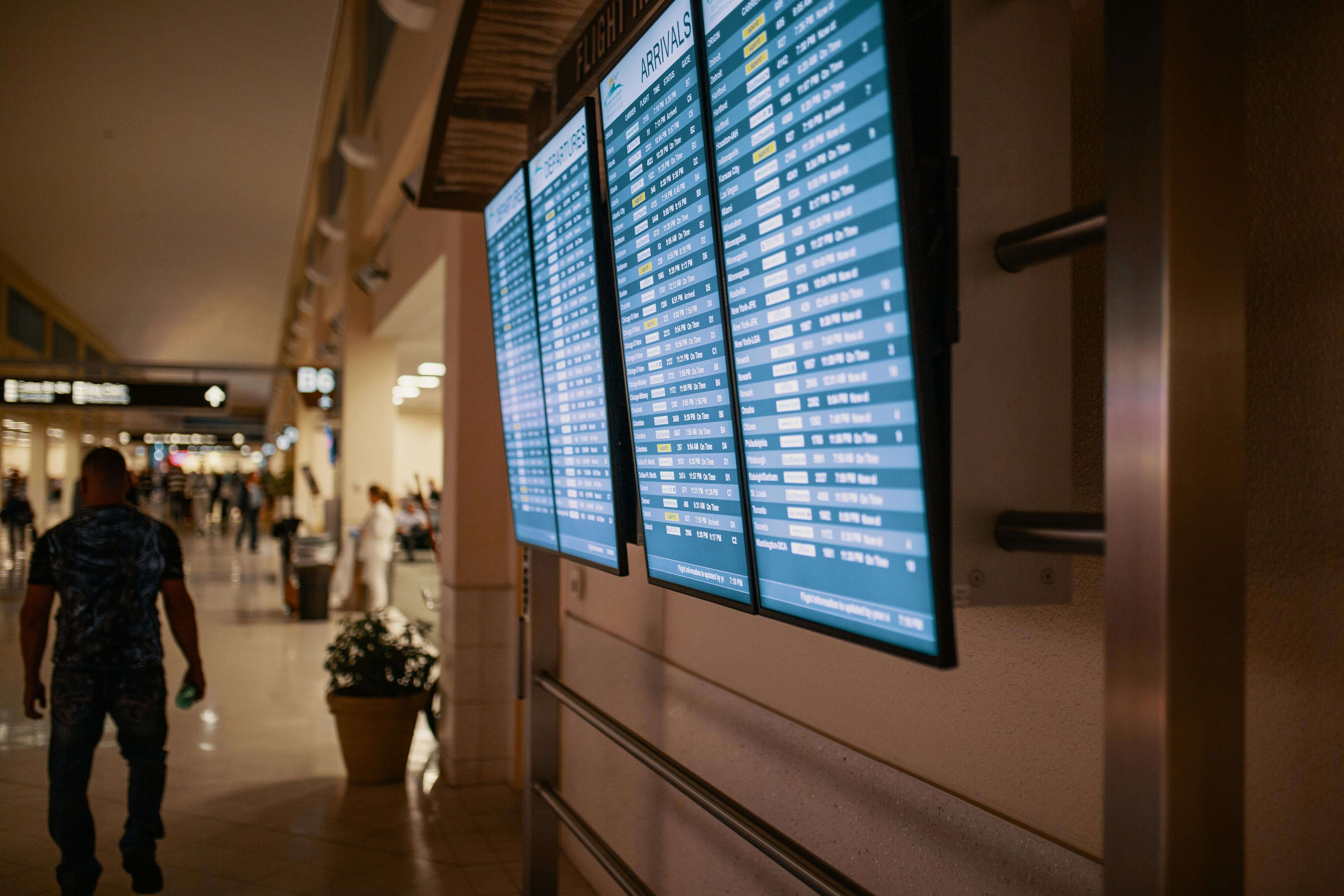 Vu de l'intérieur de l'aéroport de Brive-la-Gaillarde Vallée de la Dordogne qui montre des panneaux de départ et d'arrivée de vols d'avions.