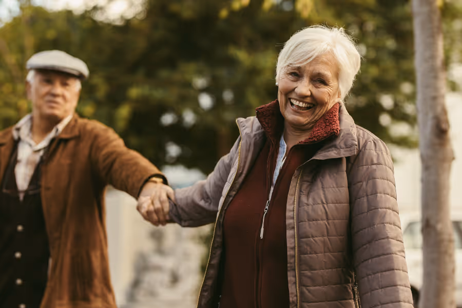 Un couple heureux et âgé se promène par une journée fraîche