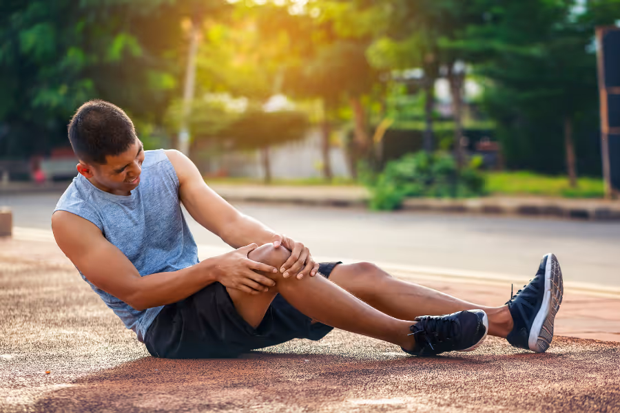 Homme souffrant sur le terrain de basketball après avoir subi une blessure à la MPFL