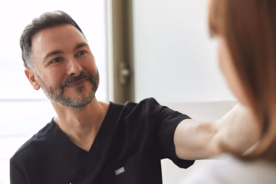 Chirurgien podiatrique privé consultant une patiente