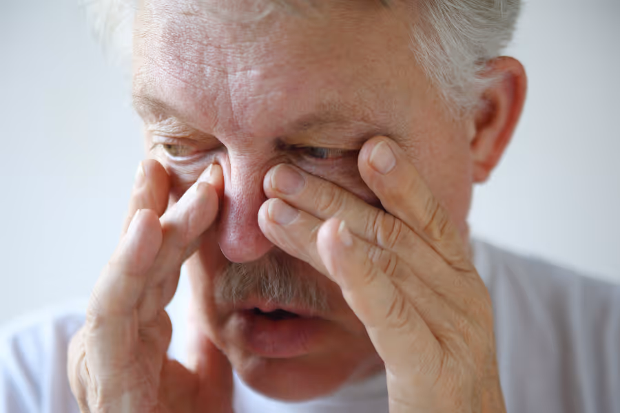 Homme plus âgé souffrant de congestion chronique du nez