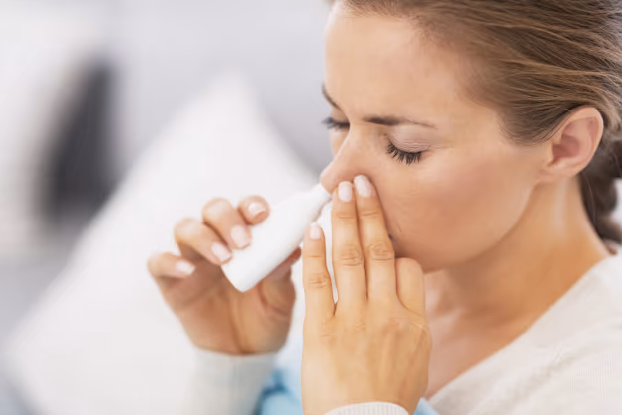Une femme utilise un spray salin pour améliorer sa respiration.
