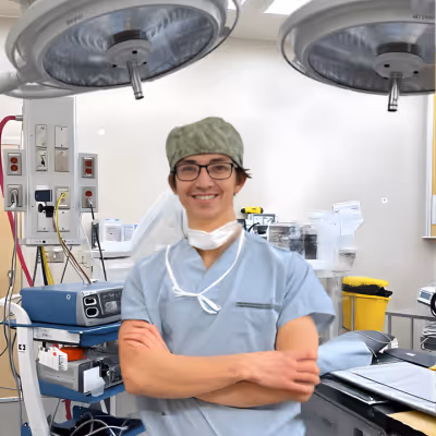 Dr Nathan How dans la salle d’opération