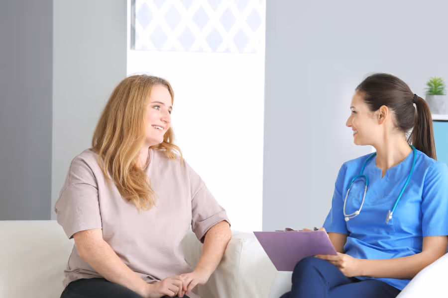 Patiente en consultation pour une abdominoplastie