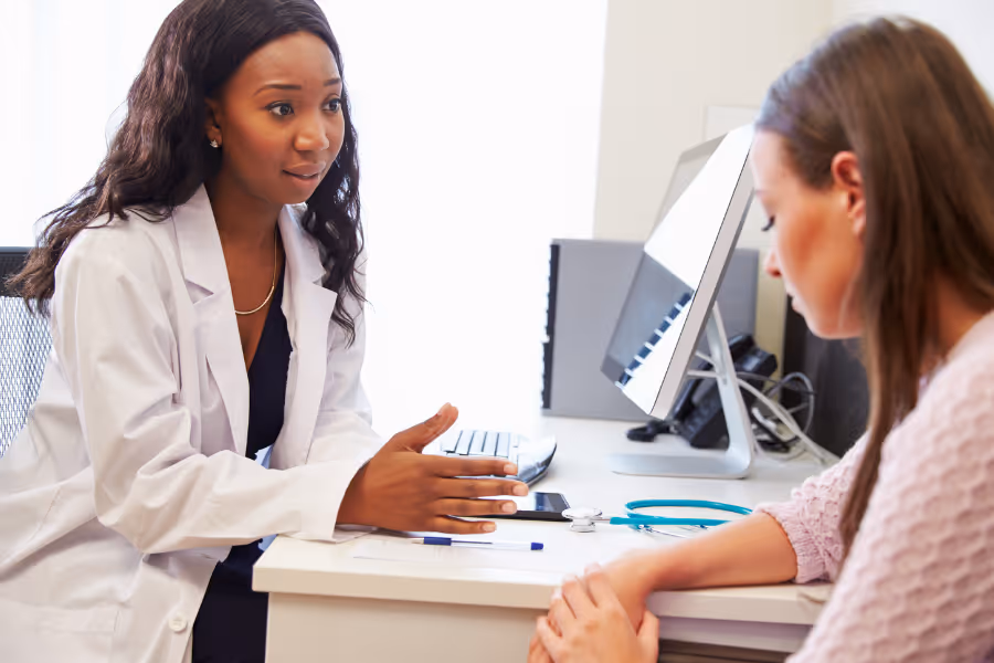 Consultation de liposuccion entre une patiente et une chirurgienne esthétique