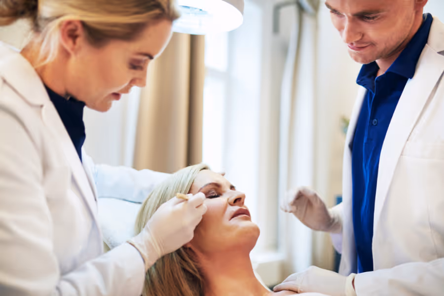 Chirurgiens esthétiques préparant le patient pour un lifting facial