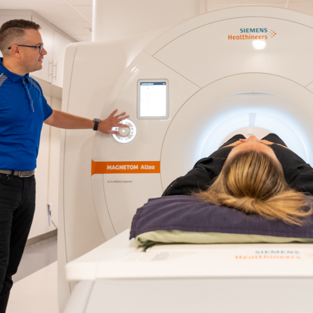 MRI tech at Open Skies Imaging helping female patient