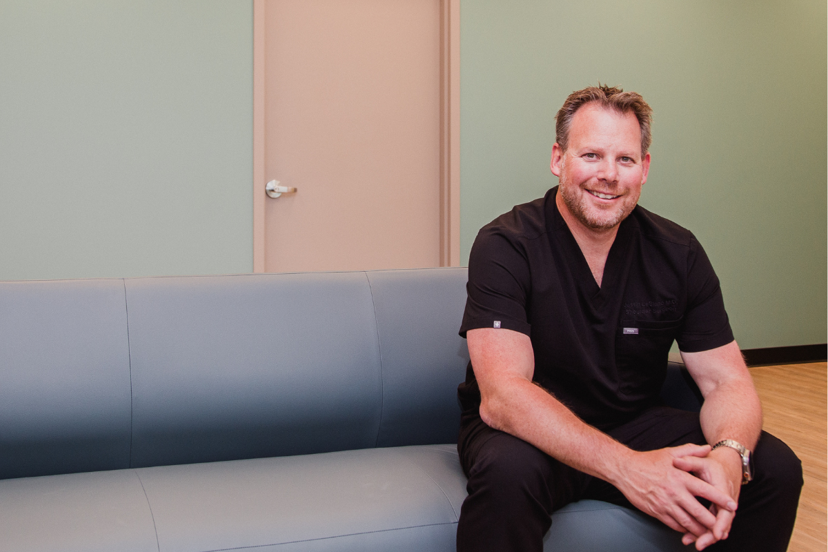 Le Dr Justin Leblanc est assis sur un divan dans la salle d'attente du bloc opératoire de Gateway.