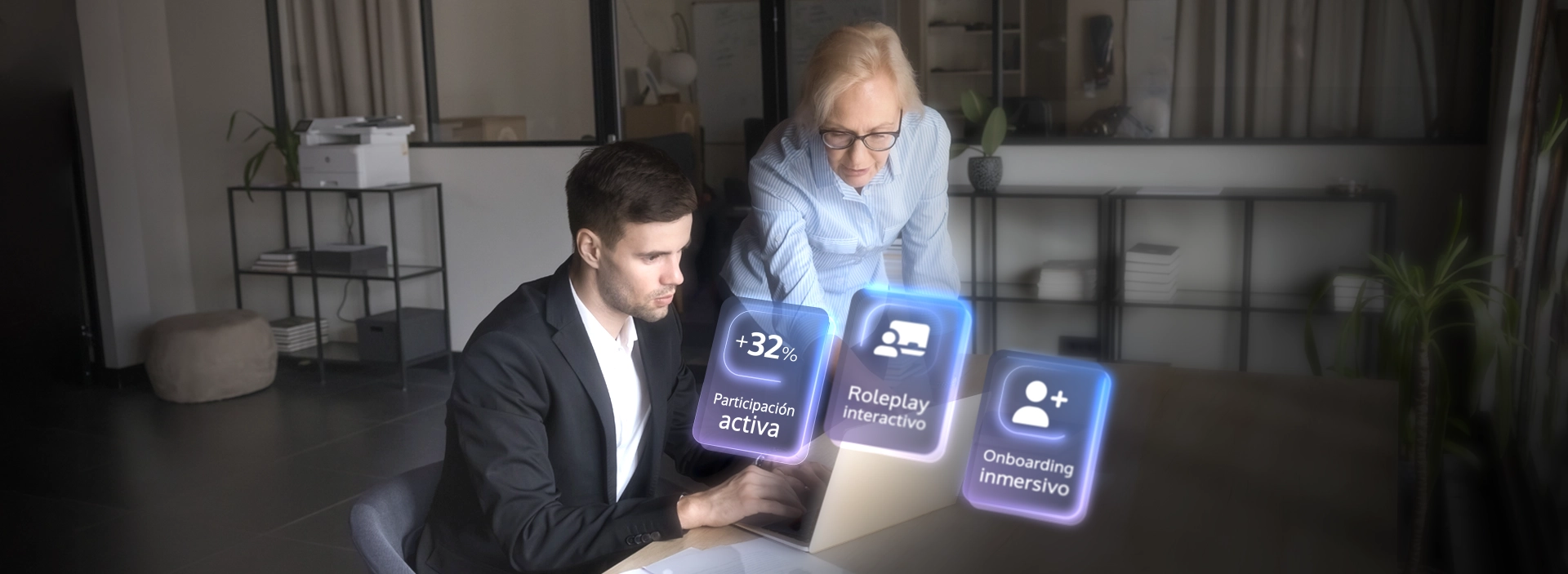 Empleados realizando formación corporativa en entorno de trabajo digital