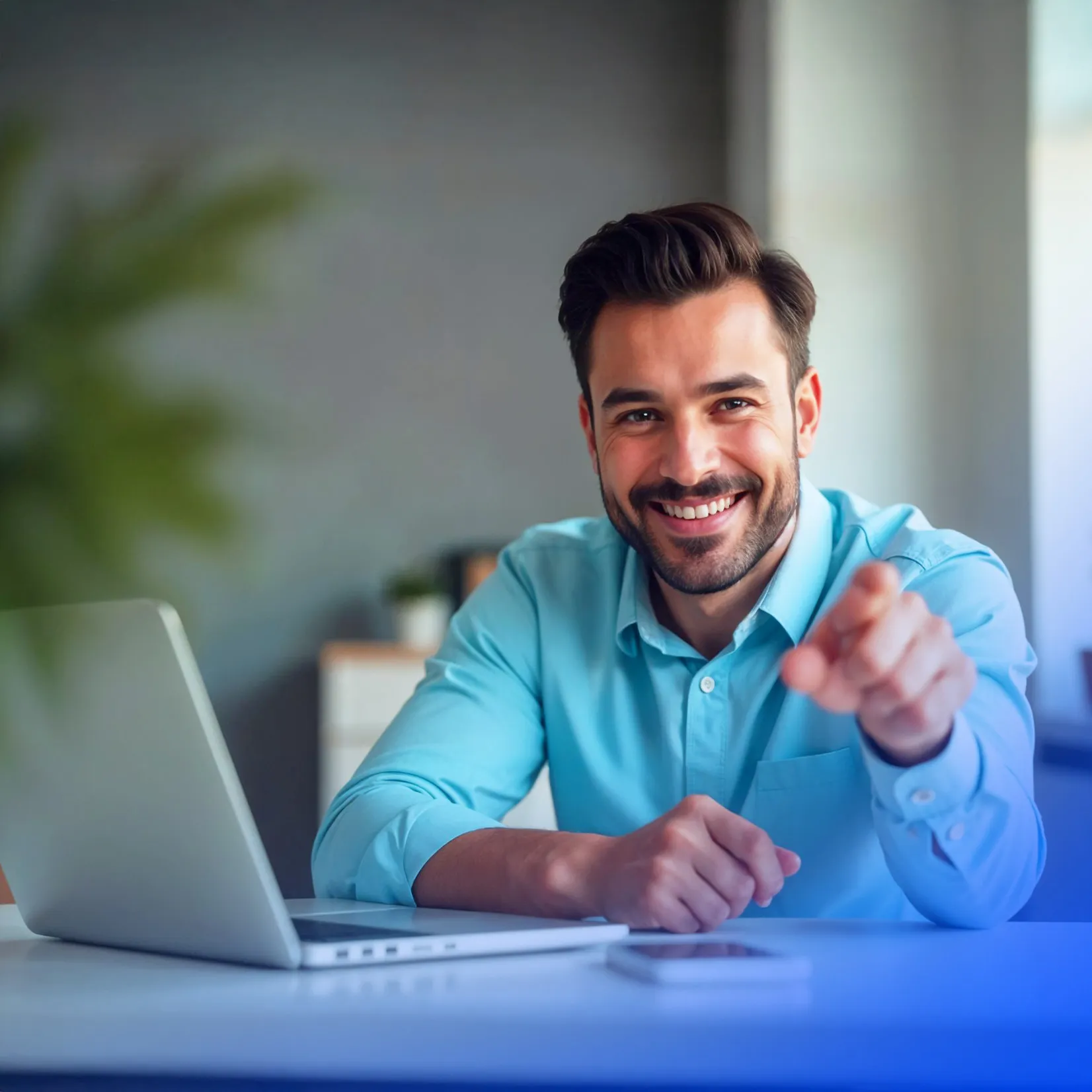 Escena representativa de un hombre sonriendo frente a una laptop y señalando al frente