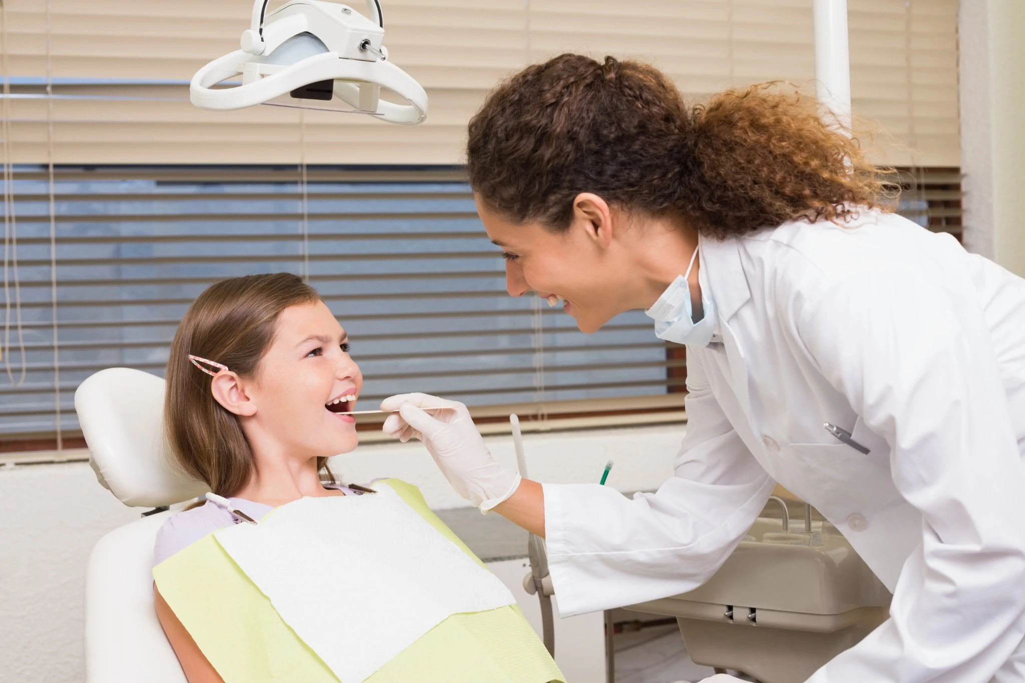 pediatric-dentist-fort-walton-beach-dentist-checking-child-teeth