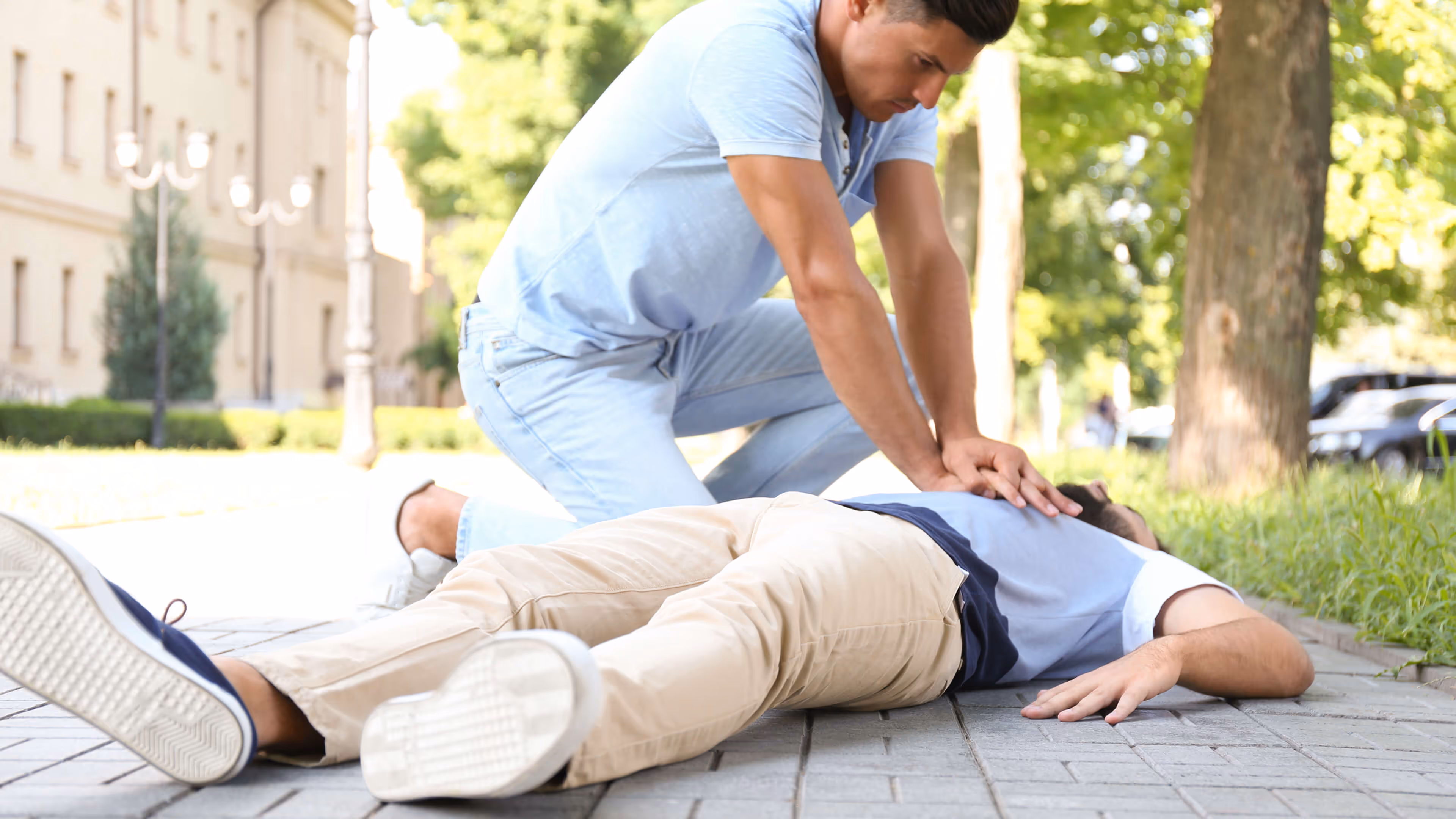 Mann wiederbelebt einen auf dem Boden liegenden Mann