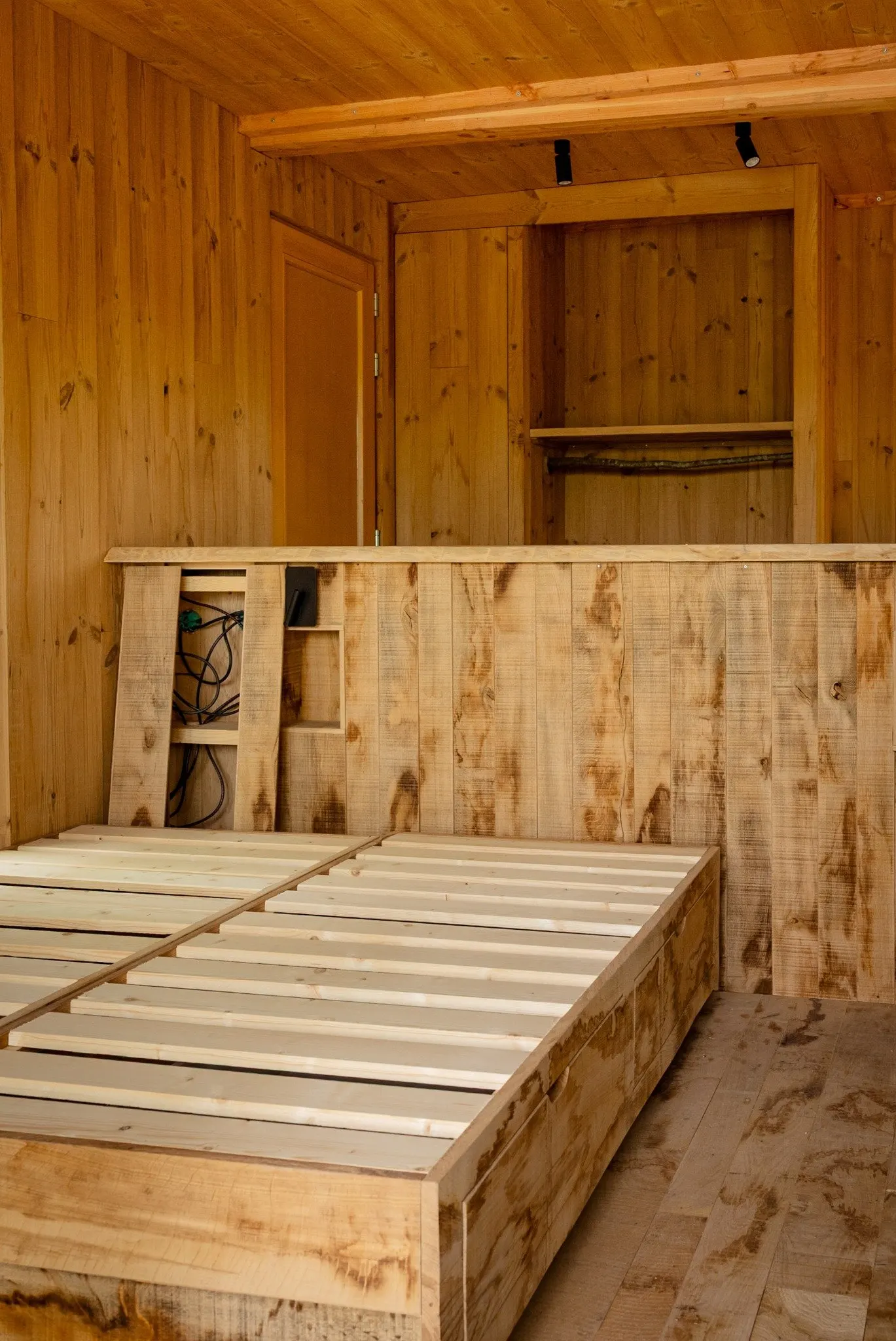 Intérieur d'une cabane en chantier @Dorothée Piroëlle