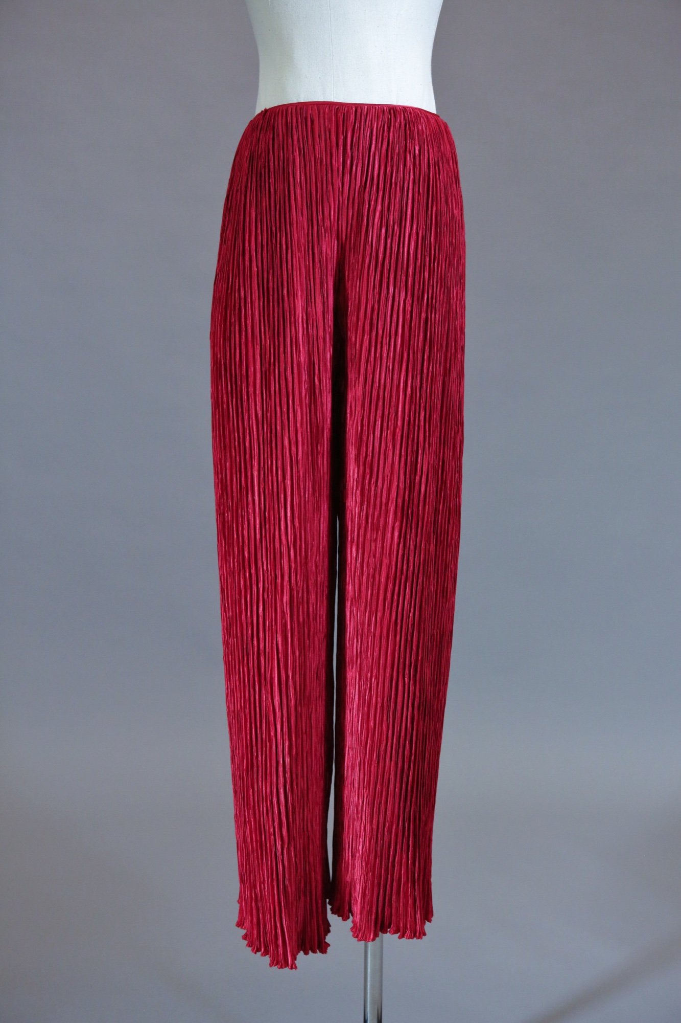 Red pleated pants
