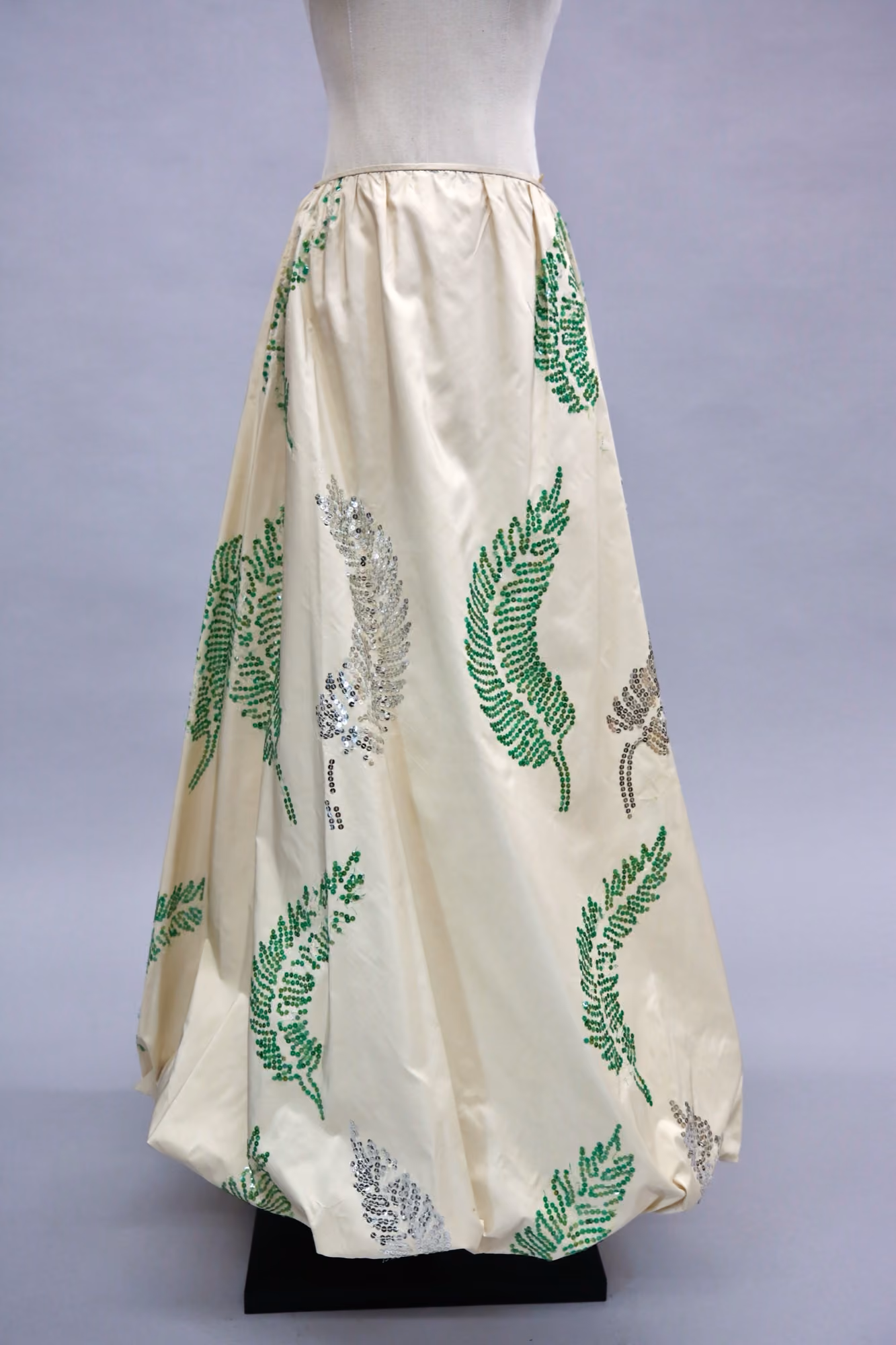 White balloon hem long skirt