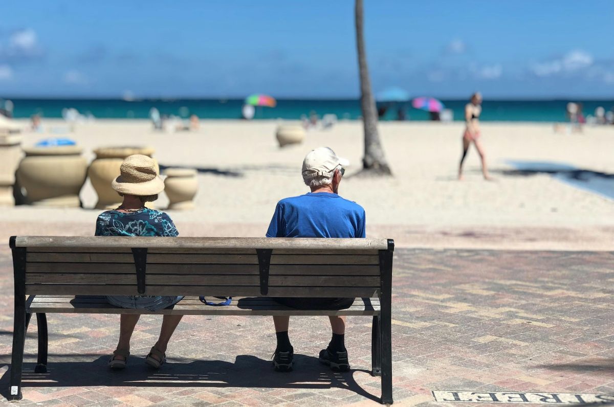 Retired couple on bench - Integrated Financial Planning
