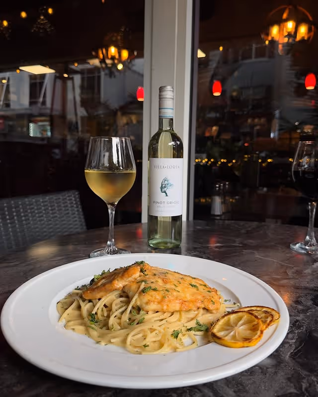 lemon spaghetti with grilled chicken and a cup of white wine