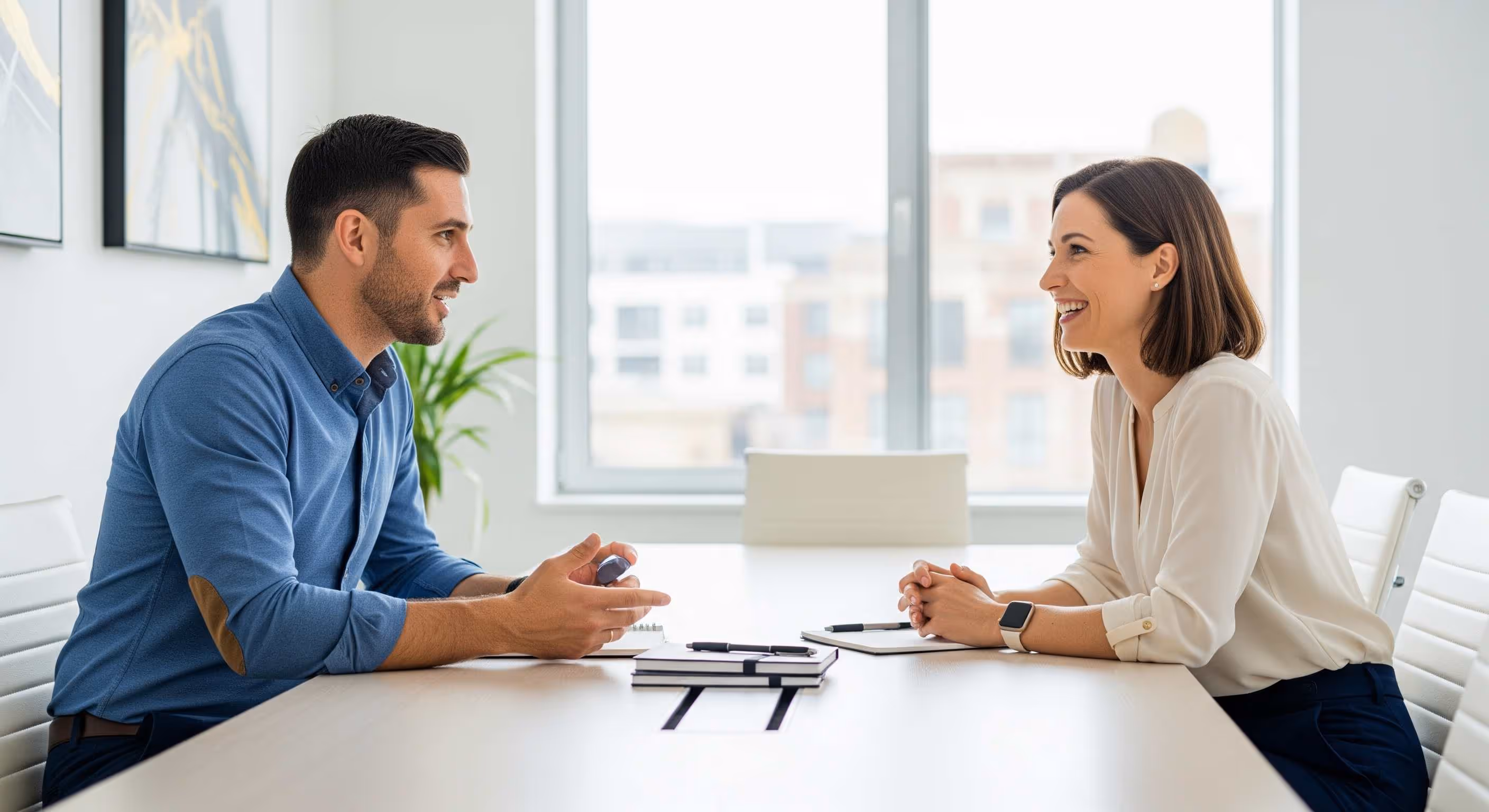 Un homme, une femme ont une discussion autour d'une table