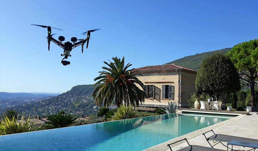 Drone au dessus d'une villa avec piscine