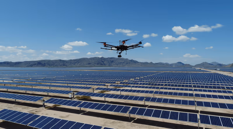 drone volant au dessus de pannaux solaires