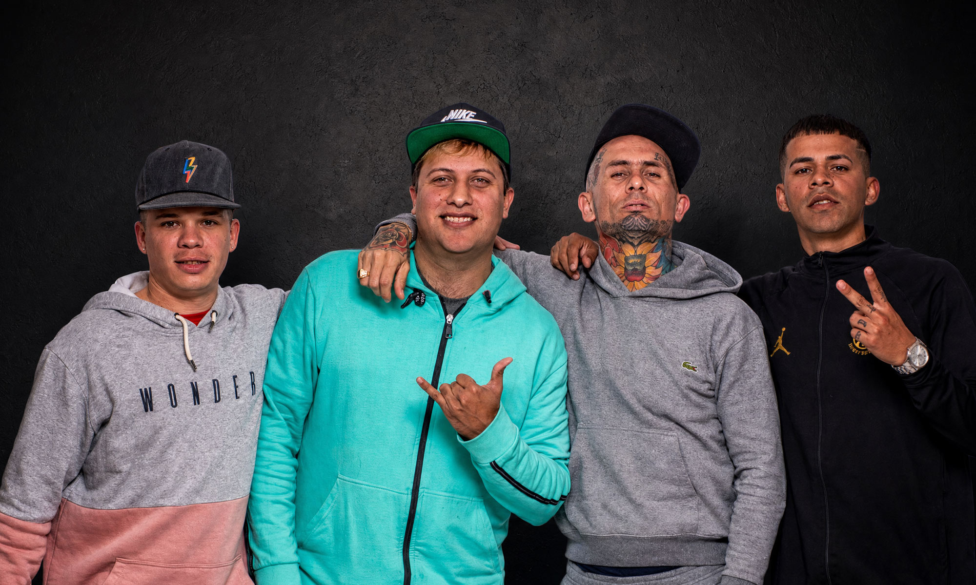 Los integrantes de Ke Personajes en sus comienzos, posando abrazados
