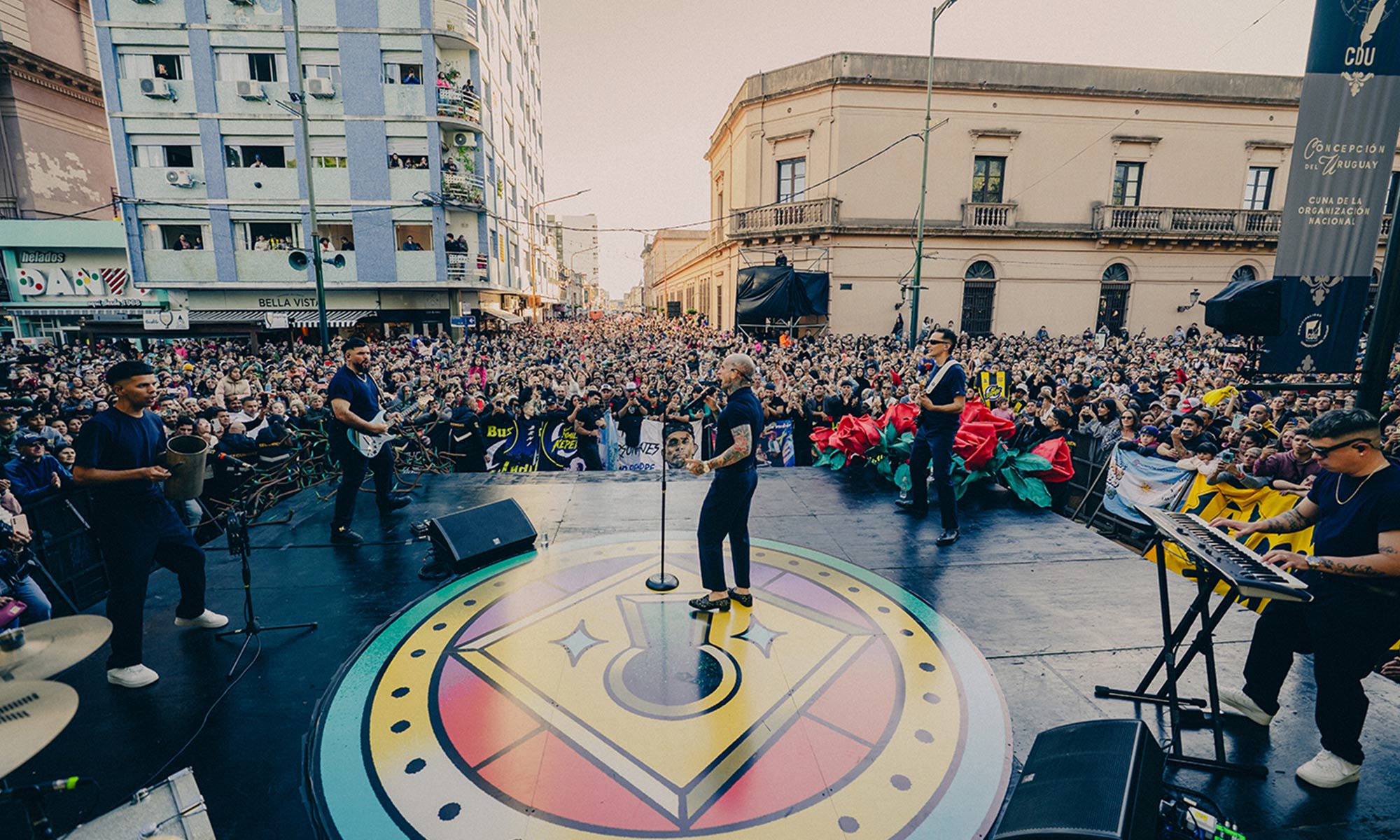 Ke Personajes en vivo en la calle de Concepción del Uruguay ante una multitud