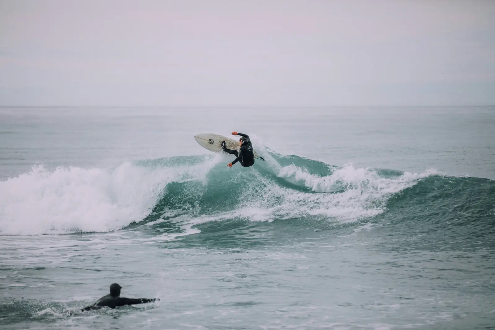 Image d'un homme pratiquant le kite surf pour représenter un agent commercial indépendant