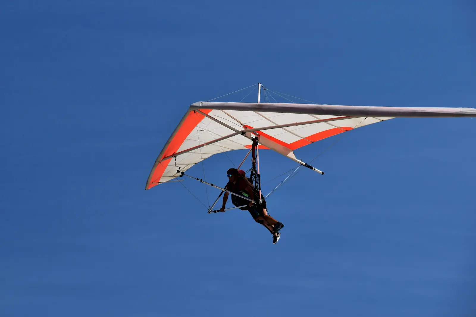 Image d'un deltaplane dans le ciel qui représente un agent commercial indépendant