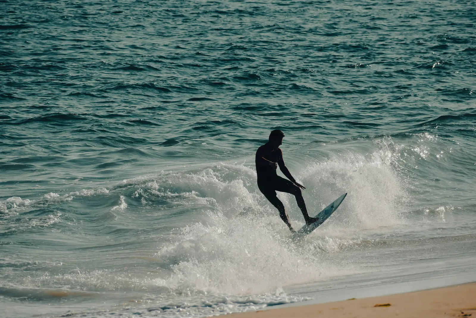 Image qui présente un surfeur pour illustrer un agent commercial indépendant. 
