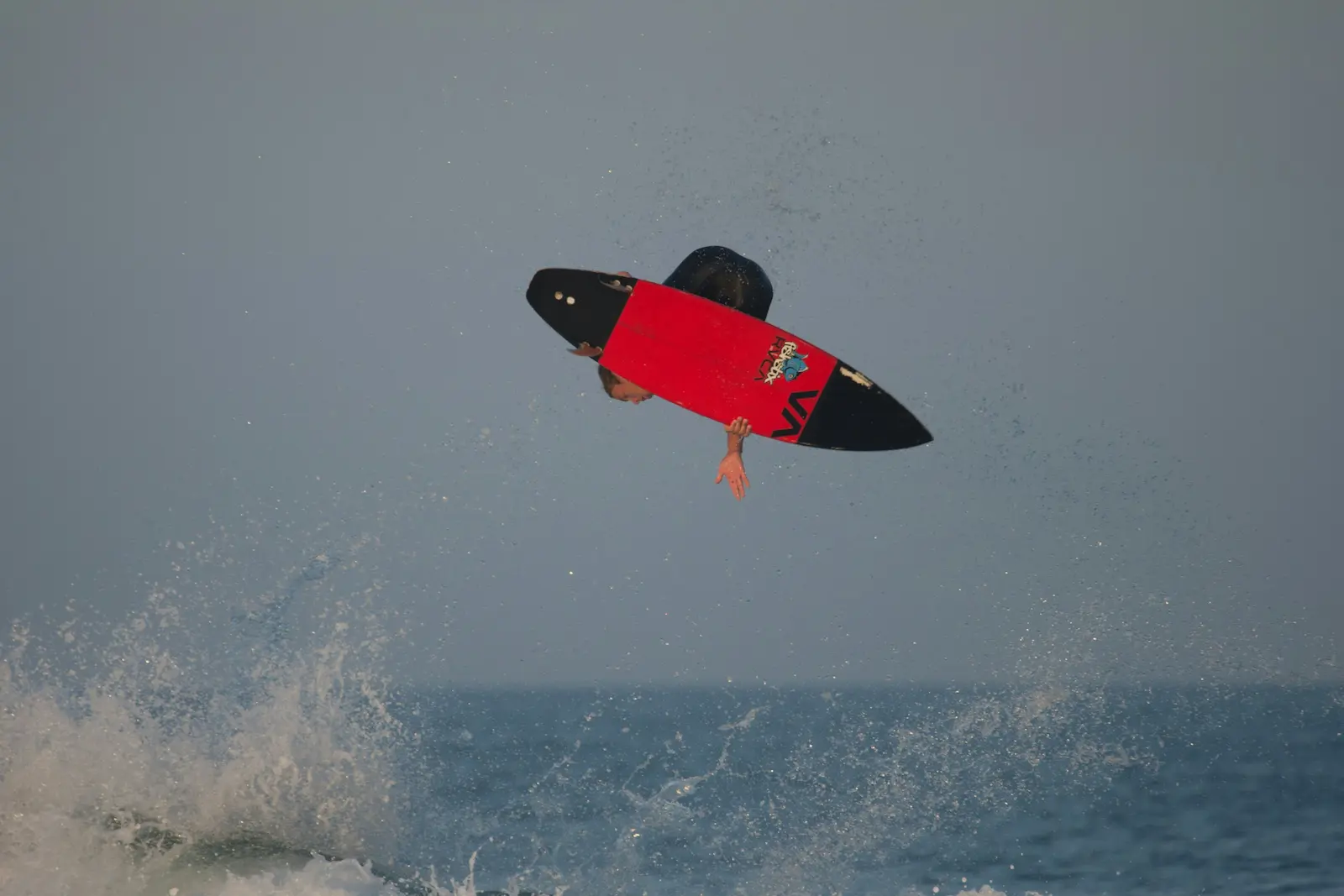 Image d'un surfeur dans les airs pour illustrer la gestion de la trésorerie de l'agent commercial. 