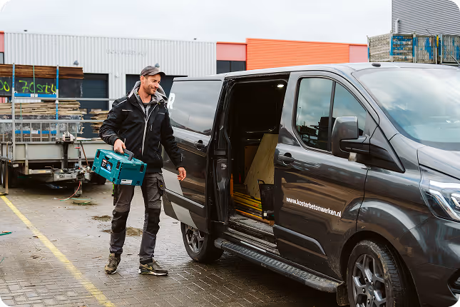 personeel van koster betonwerk is zijn werkbus aan het inladen