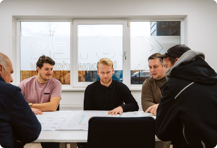 een overleg met personeel van koster betonwerken