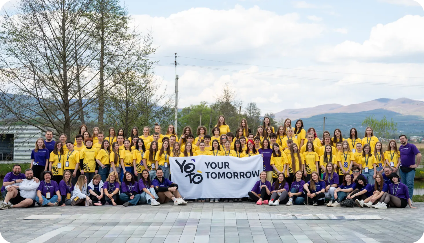 Спільне фото учасників випускного табору Your Tomorrow на тлі гір