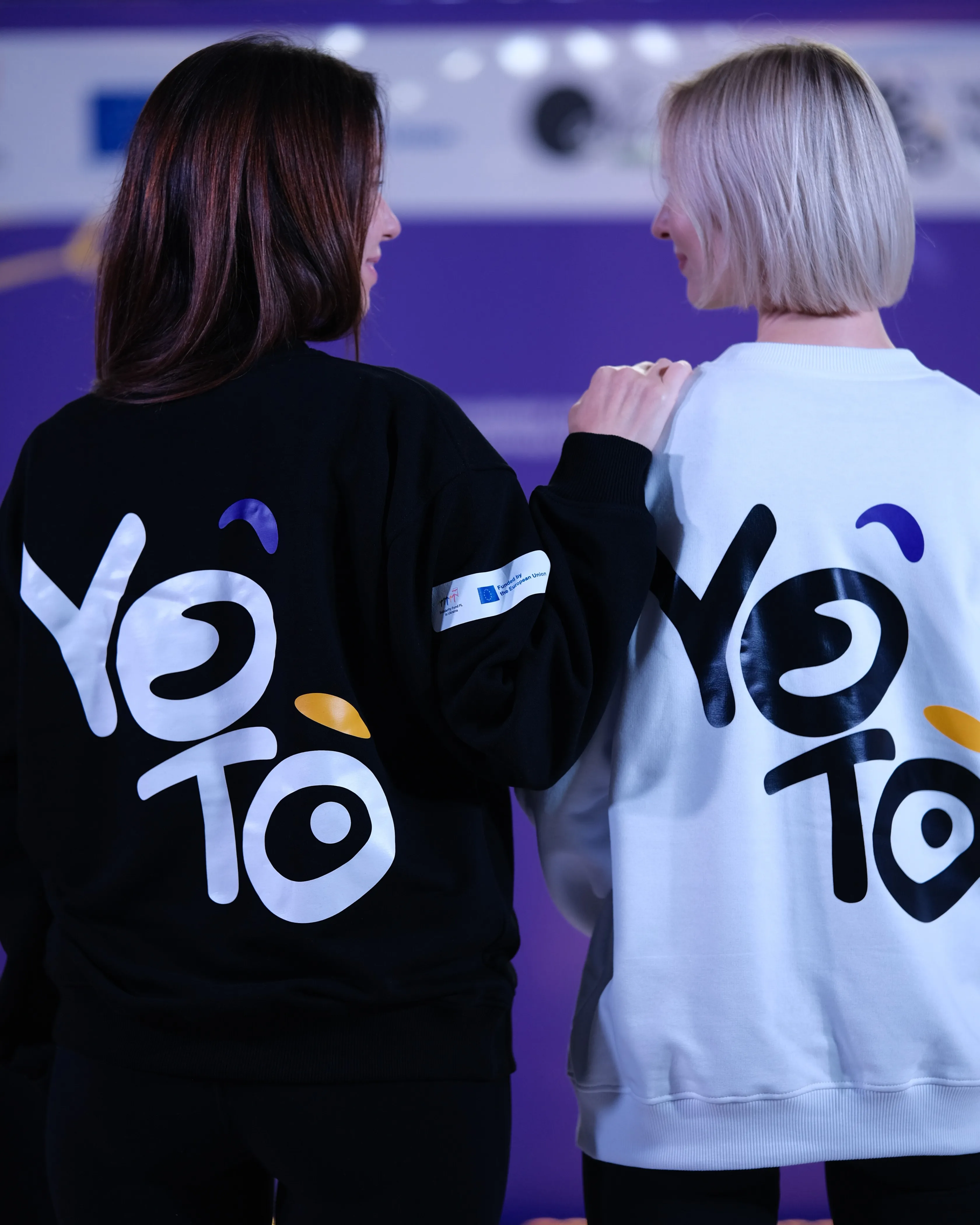 Учасниці в одязі з логотипом YoTo на навчальній події