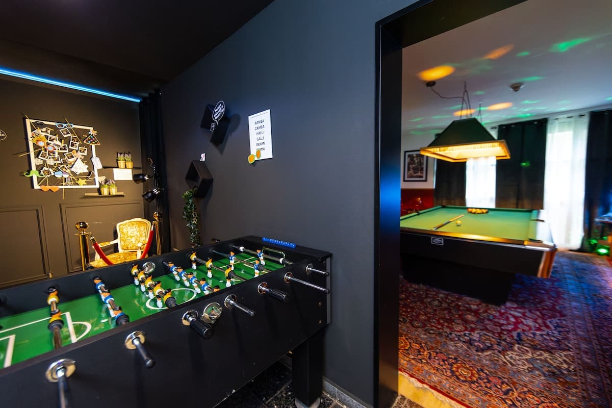 Kickertisch und Billardzimmer