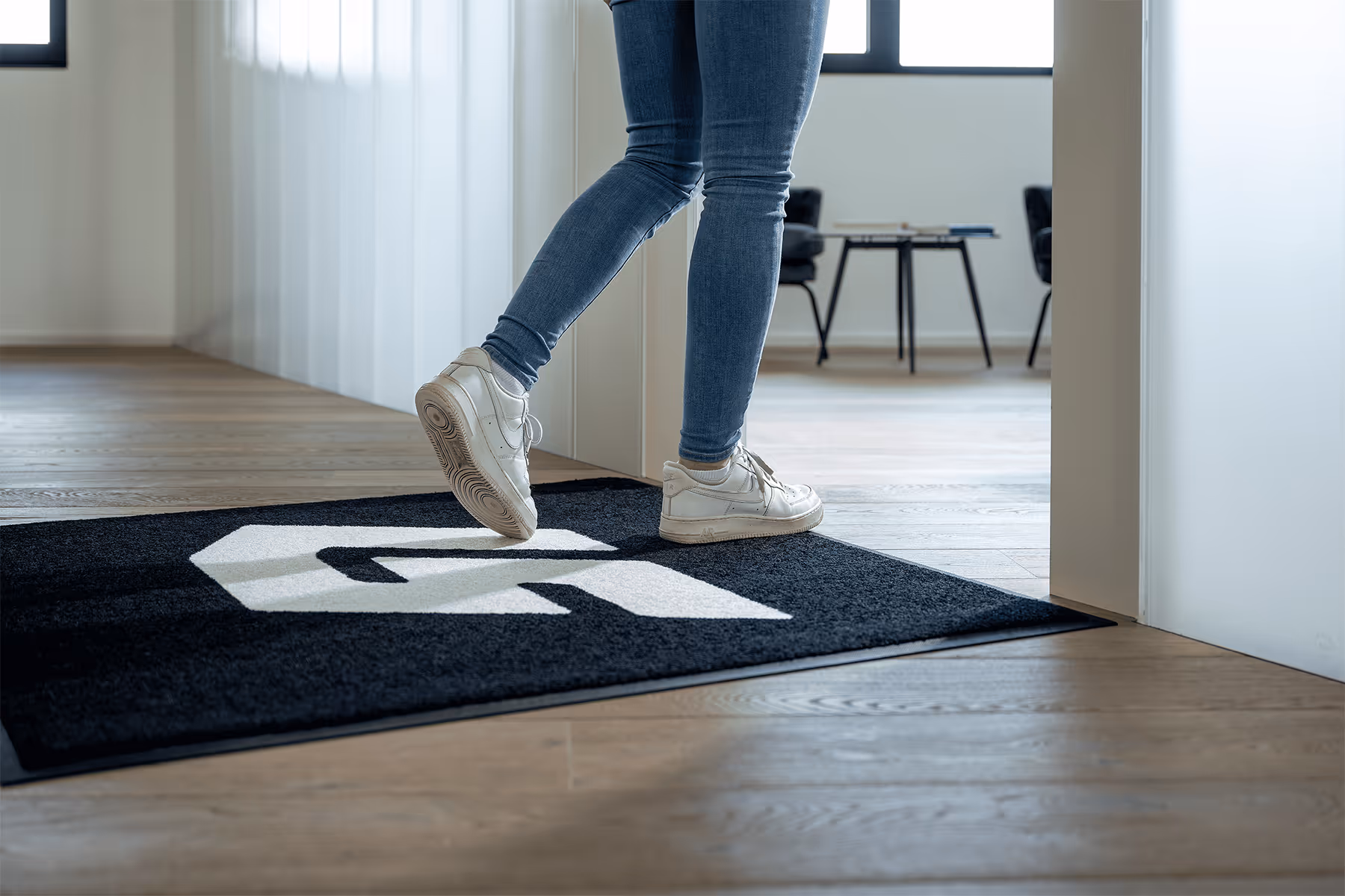 Logo måtte ved døråbning til kontor