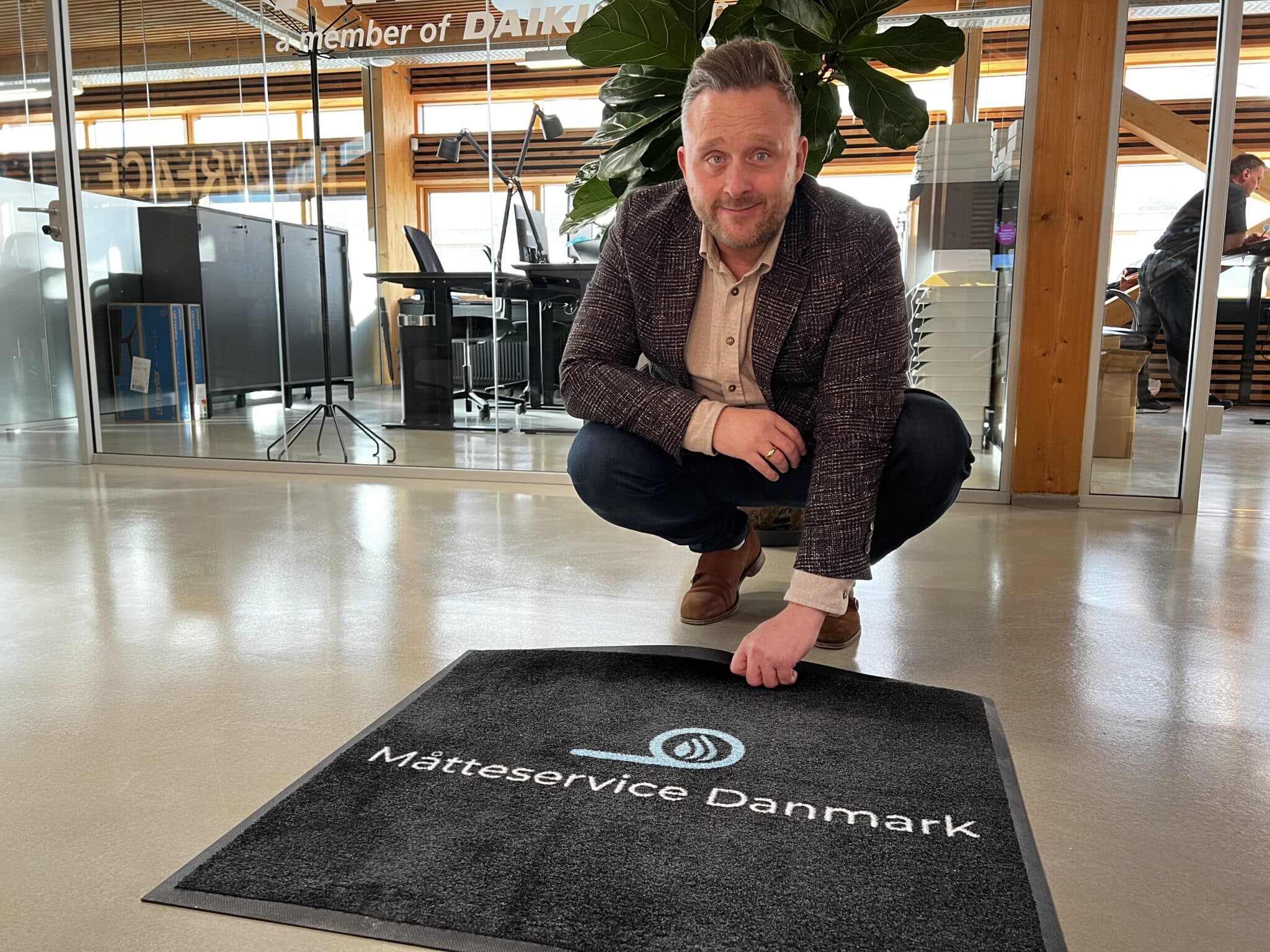 Måtte Morten der viser en logo måtte frem
